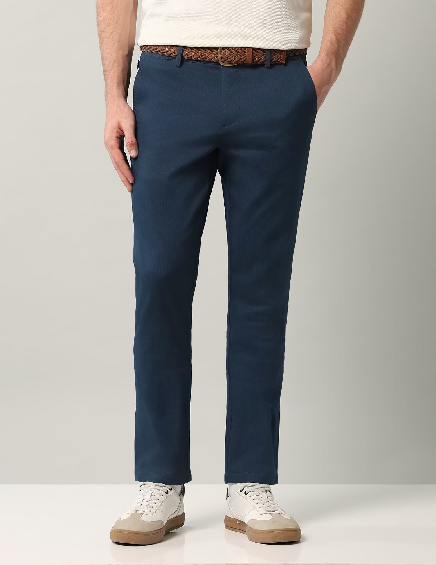 Mid-rise Modern Fit Trousers