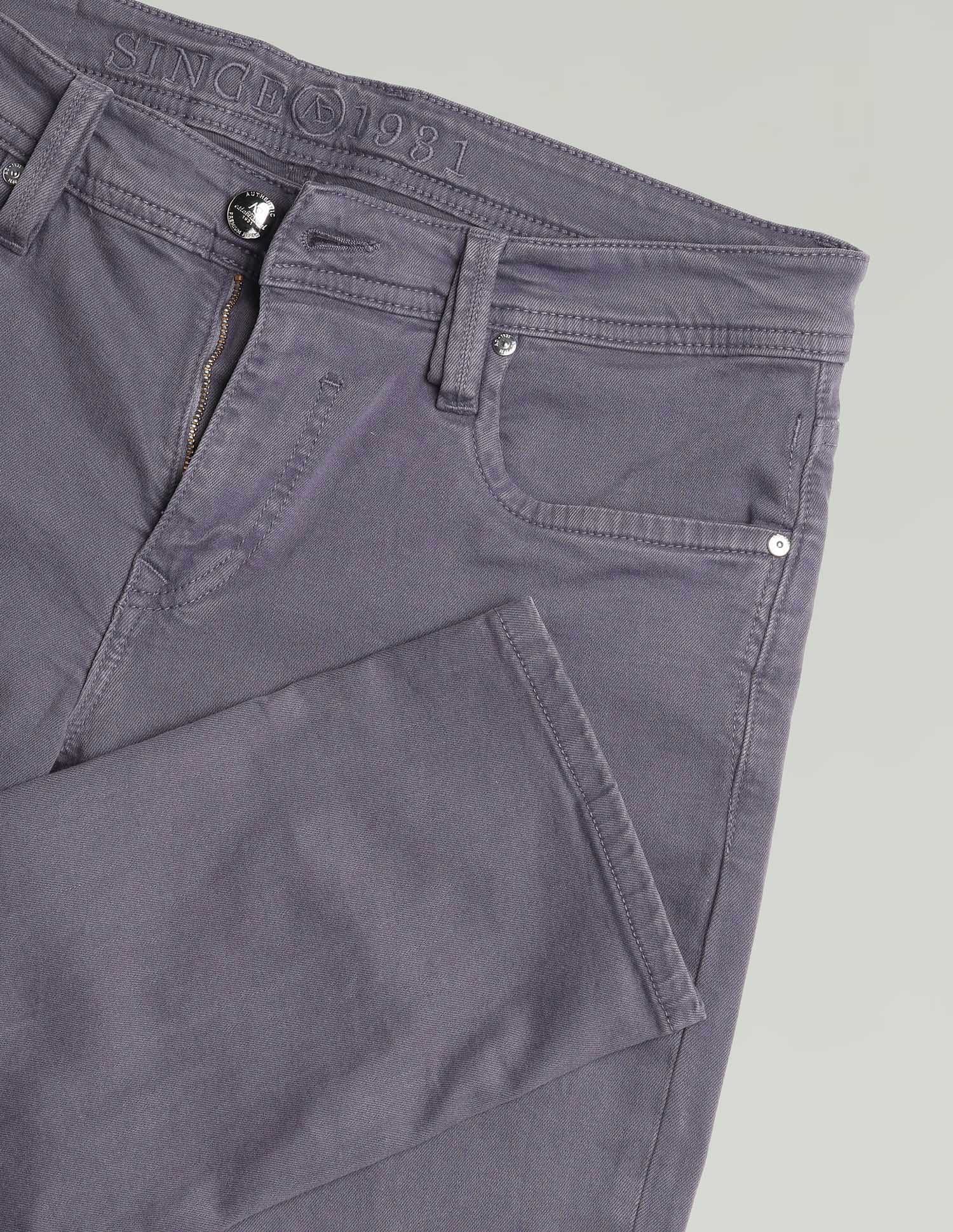 Relaxed Vibe Solid Mid-Rise Slim Fit Jeans