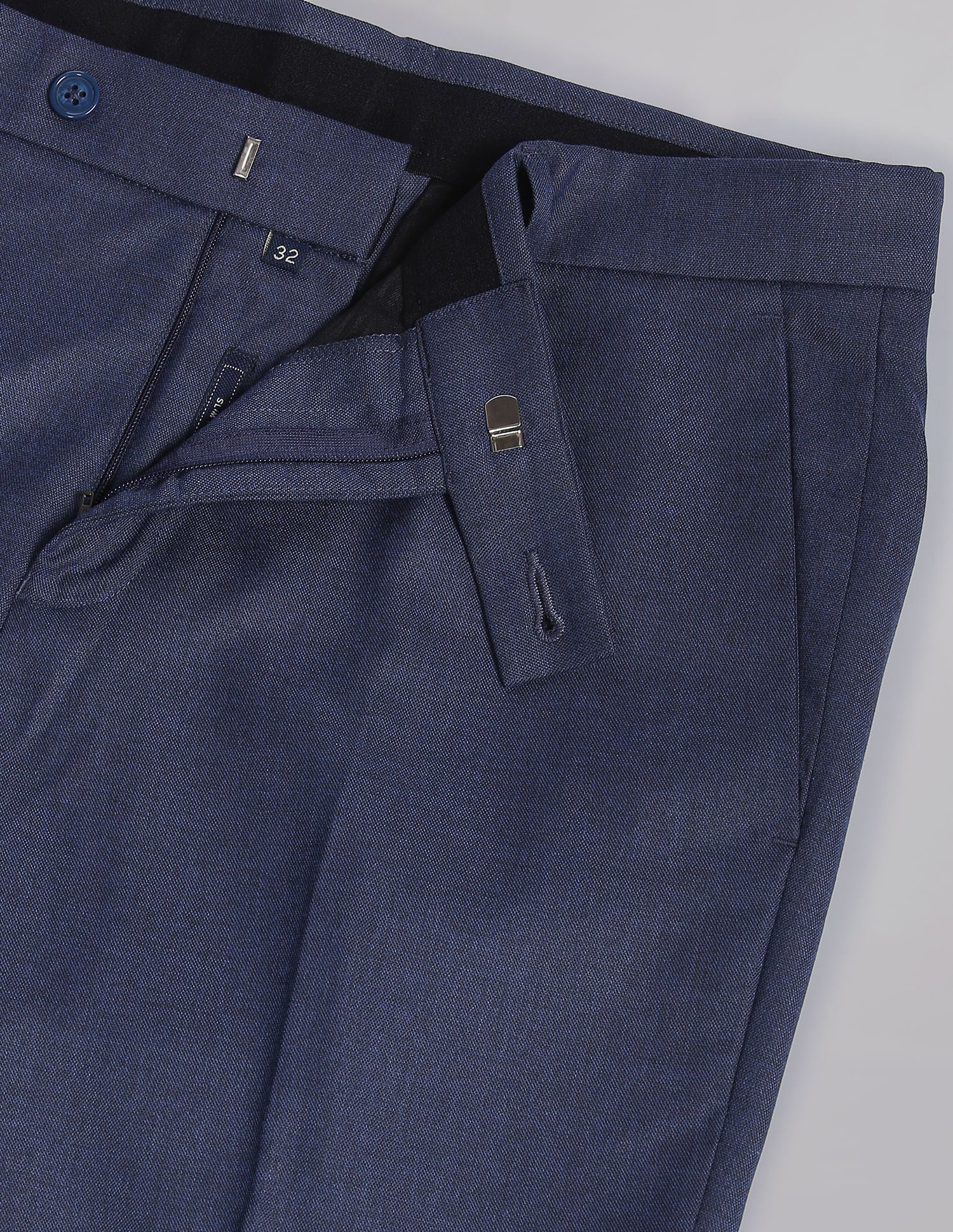 Relaxed Look Smart Mid Rise Solid Formal Trousers