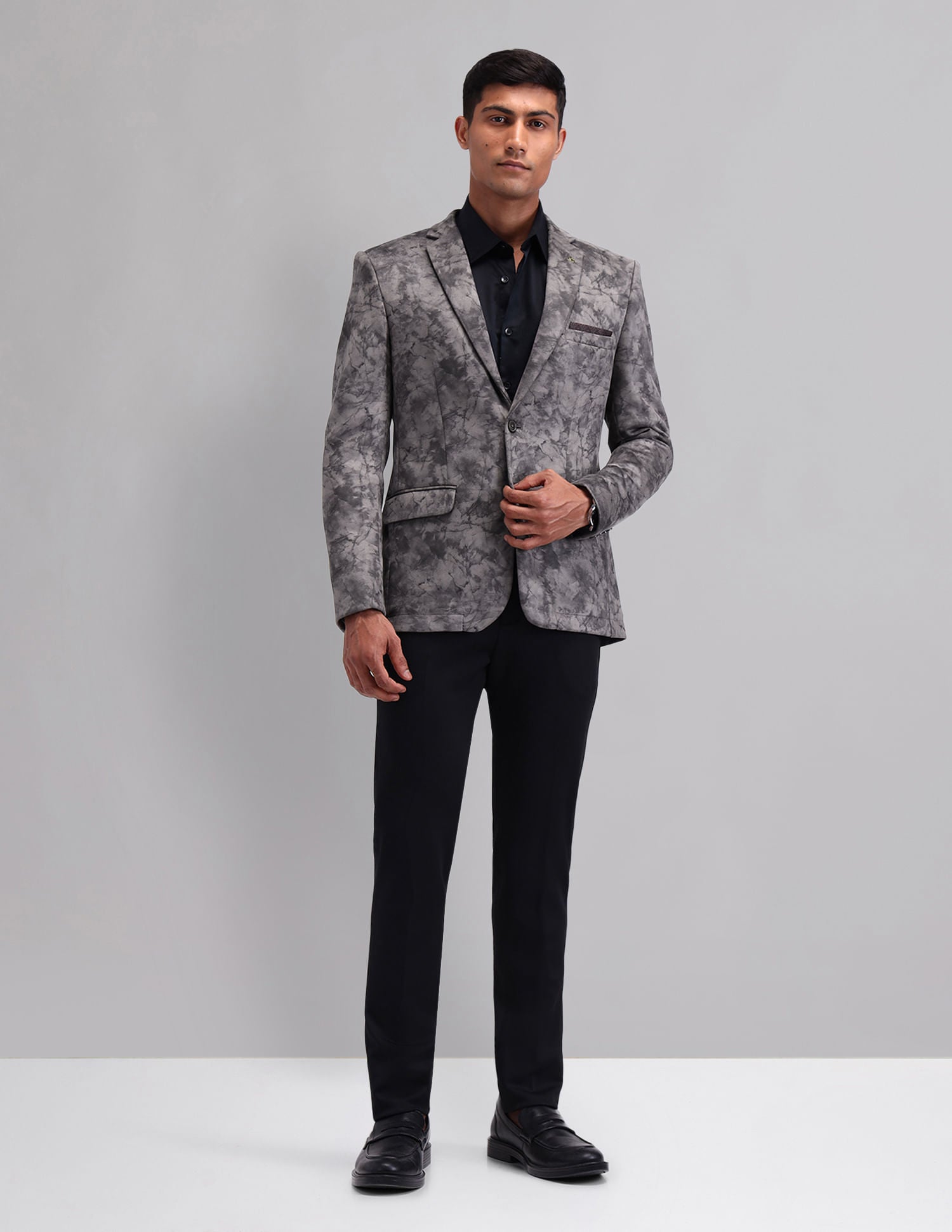 Office-Edged Slim Fit Single-Breasted Blazer
