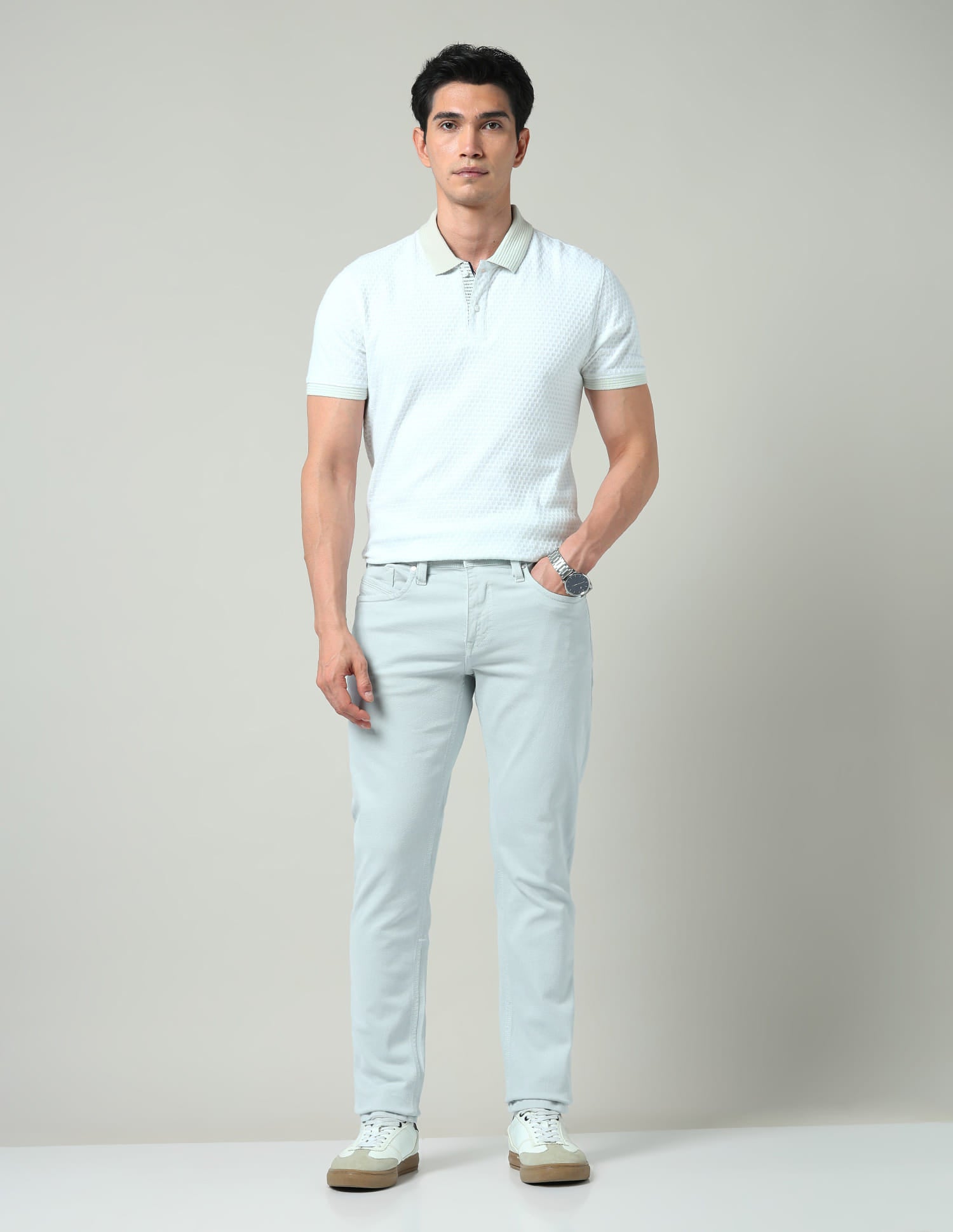 Relaxed Vibe Solid Mid-Rise Slim Fit Jeans