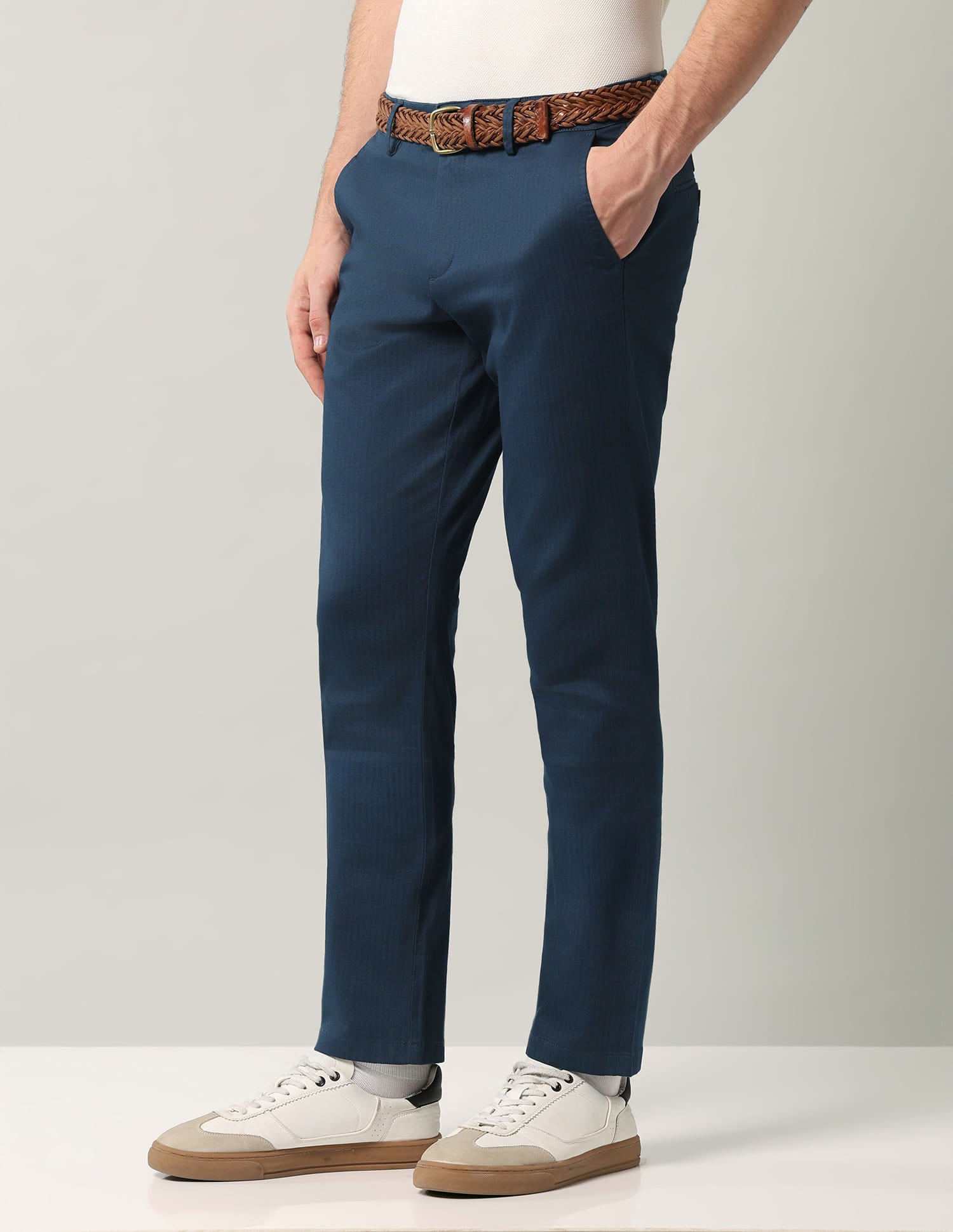 Mid-rise Modern Fit Trousers