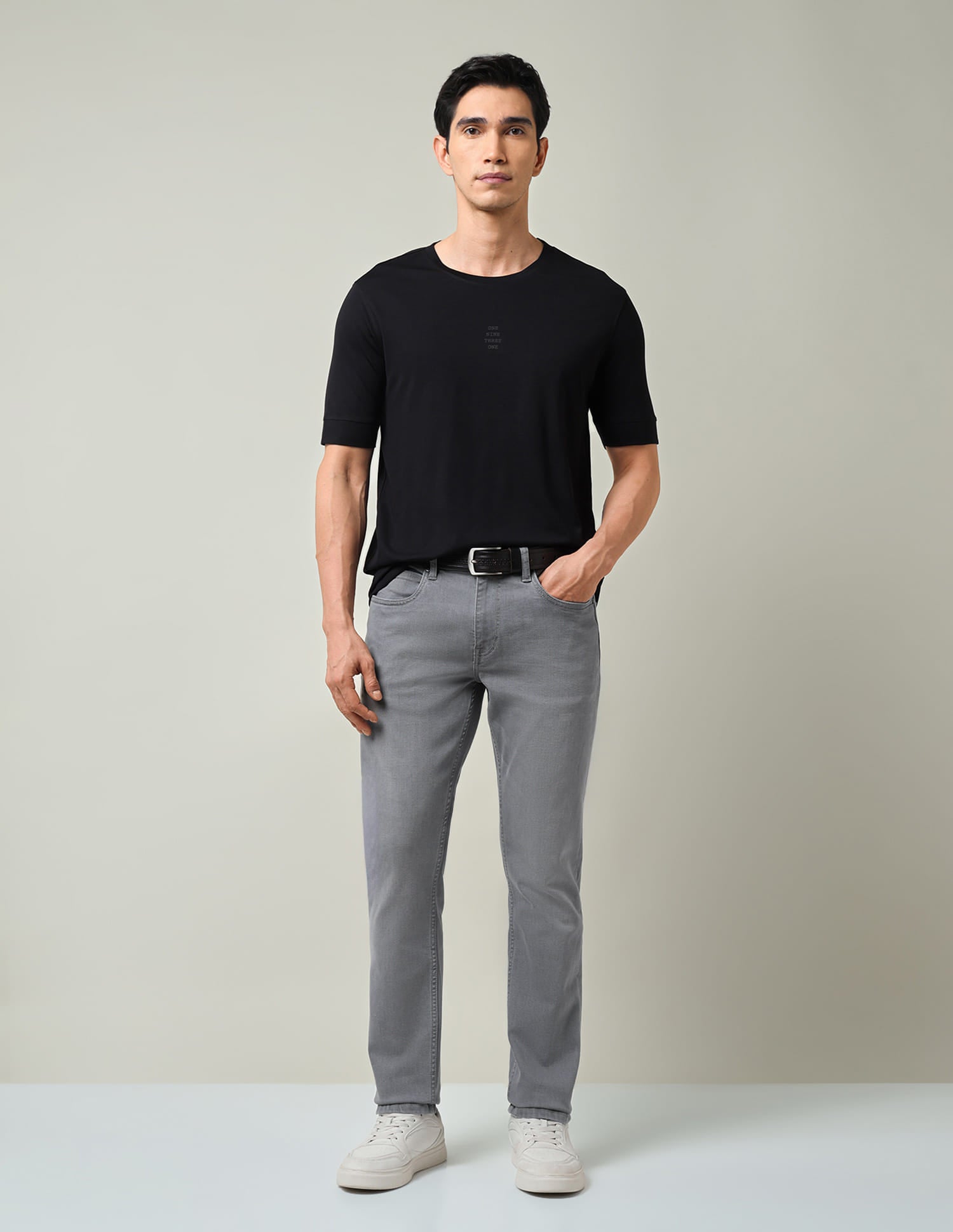 Refined Solid Slim Fit Mid-Rise Jeans