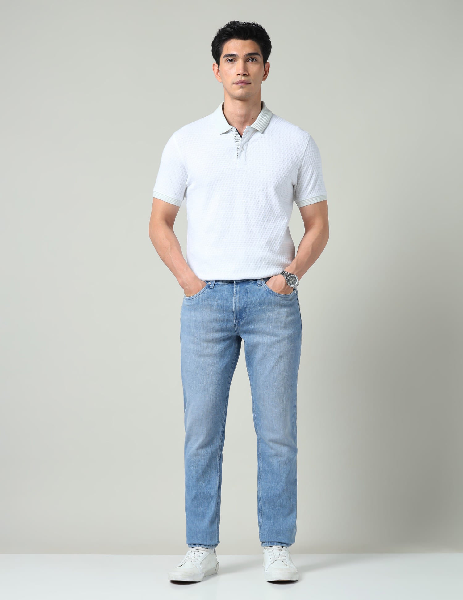 Relaxed Vibe Solid Mid-Rise Slim Fit Jeans