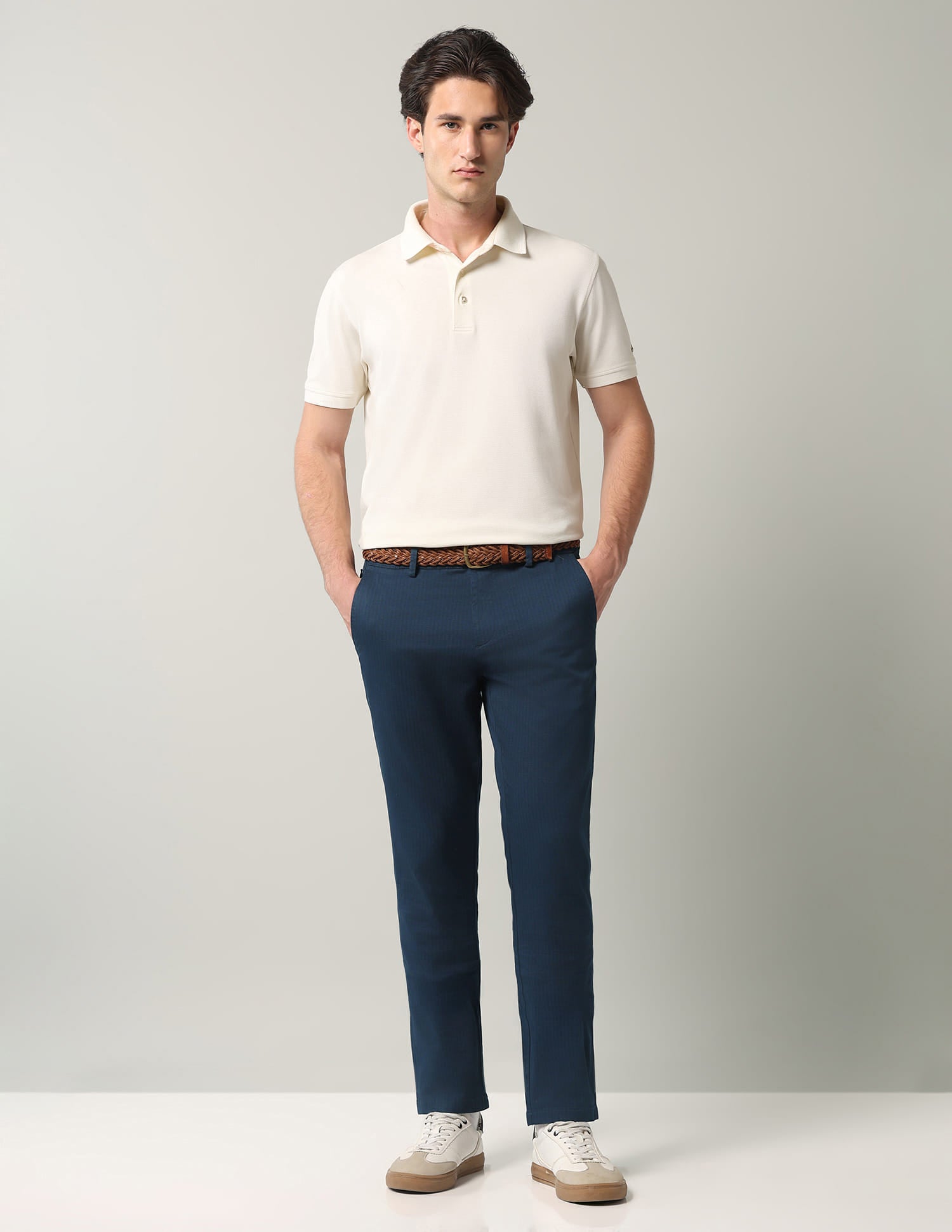 Mid-rise Modern Fit Trousers