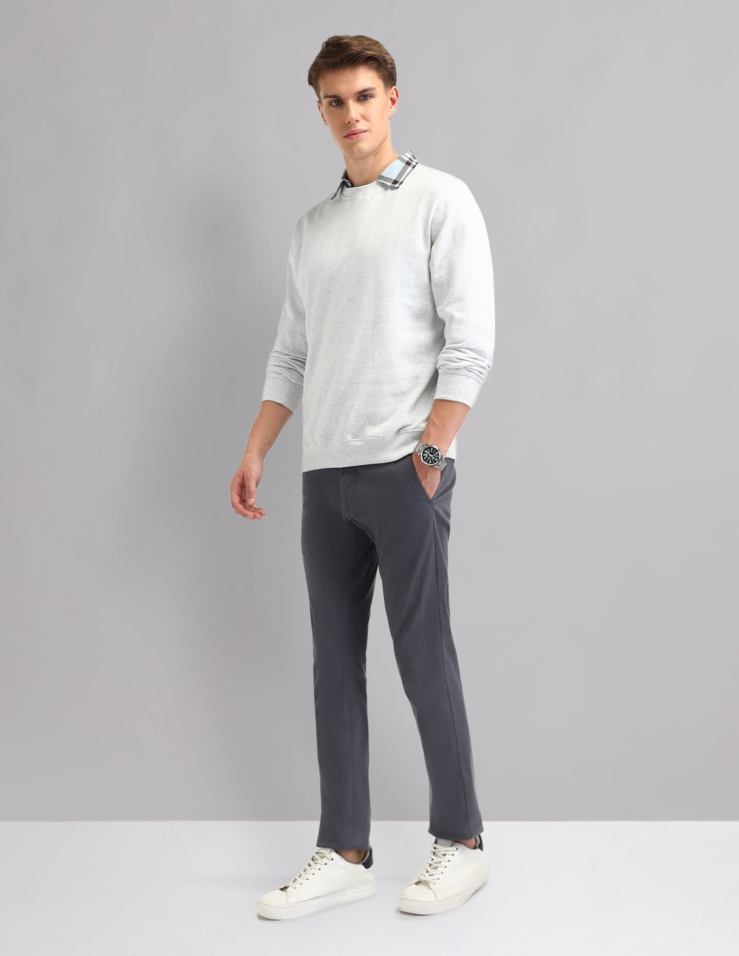 Modern Slim Fit Solid Sweatshirt