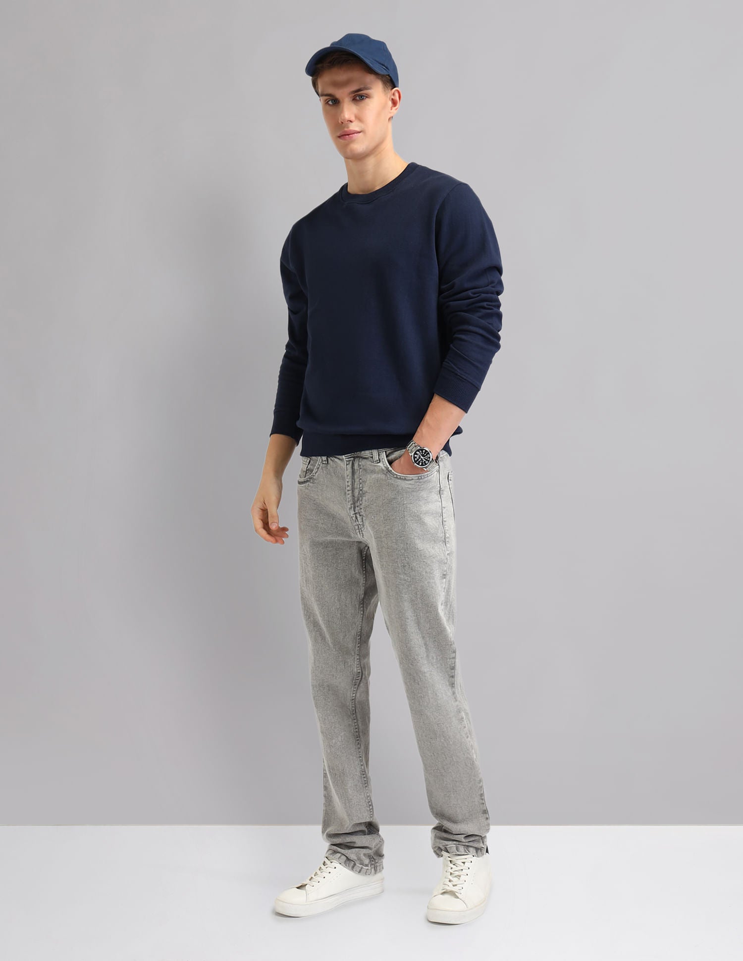 Modern Slim Fit Solid Sweatshirt