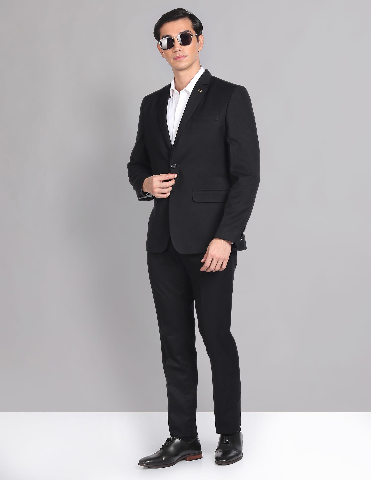 Tailored Regular Fit Solid Two Piece Suit