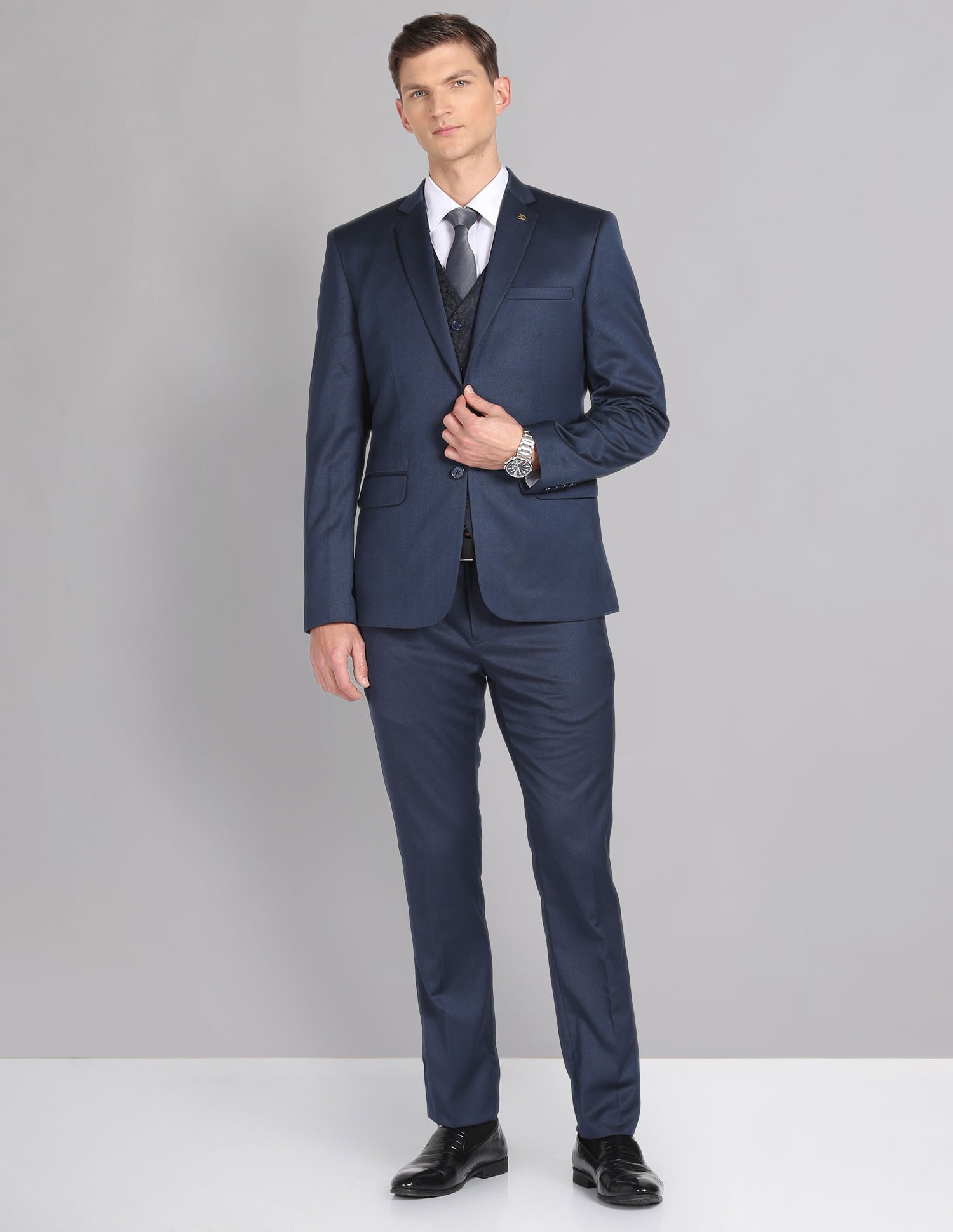 Old-School Tailored Regular Fit Solid Three Piece Suit