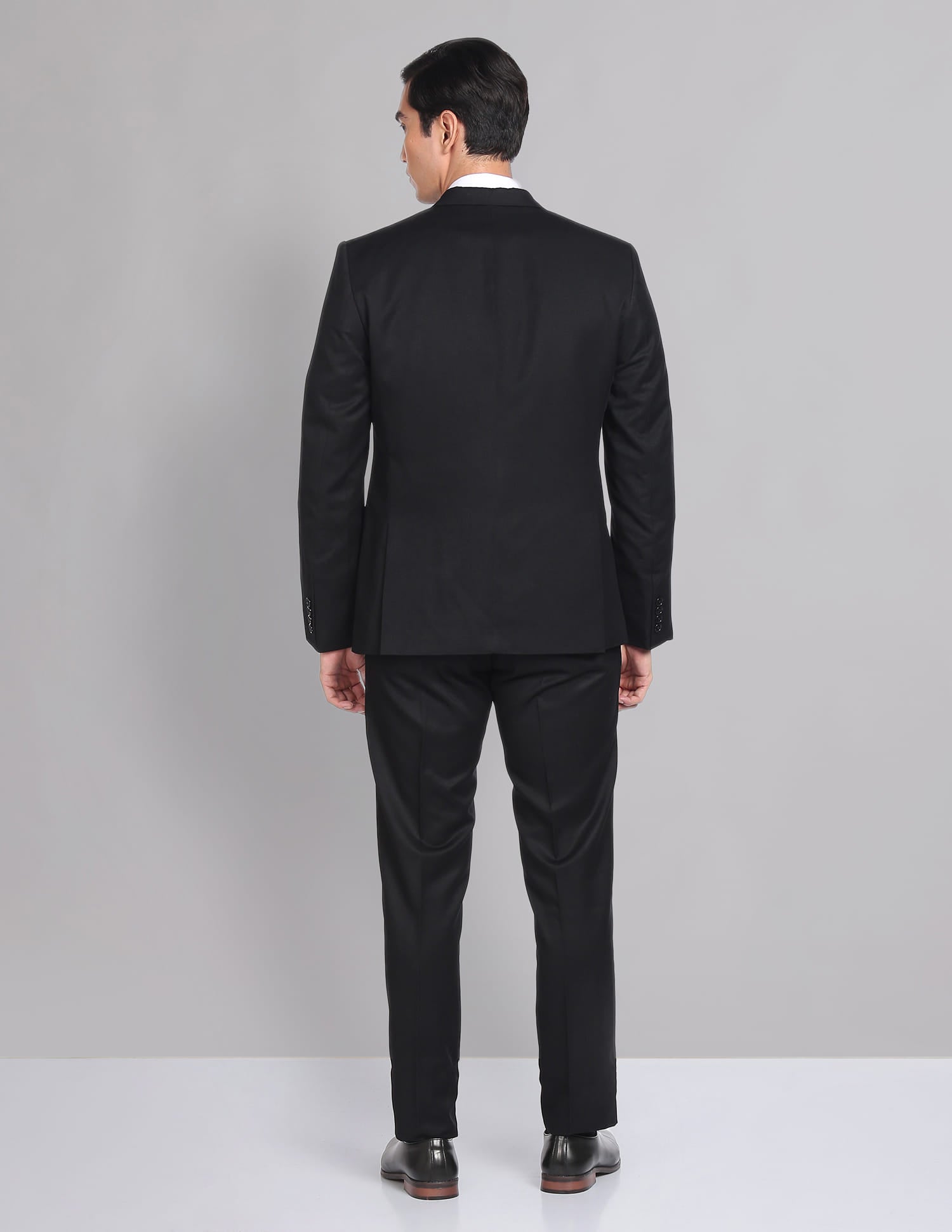Tailored Regular Fit Solid Two Piece Suit