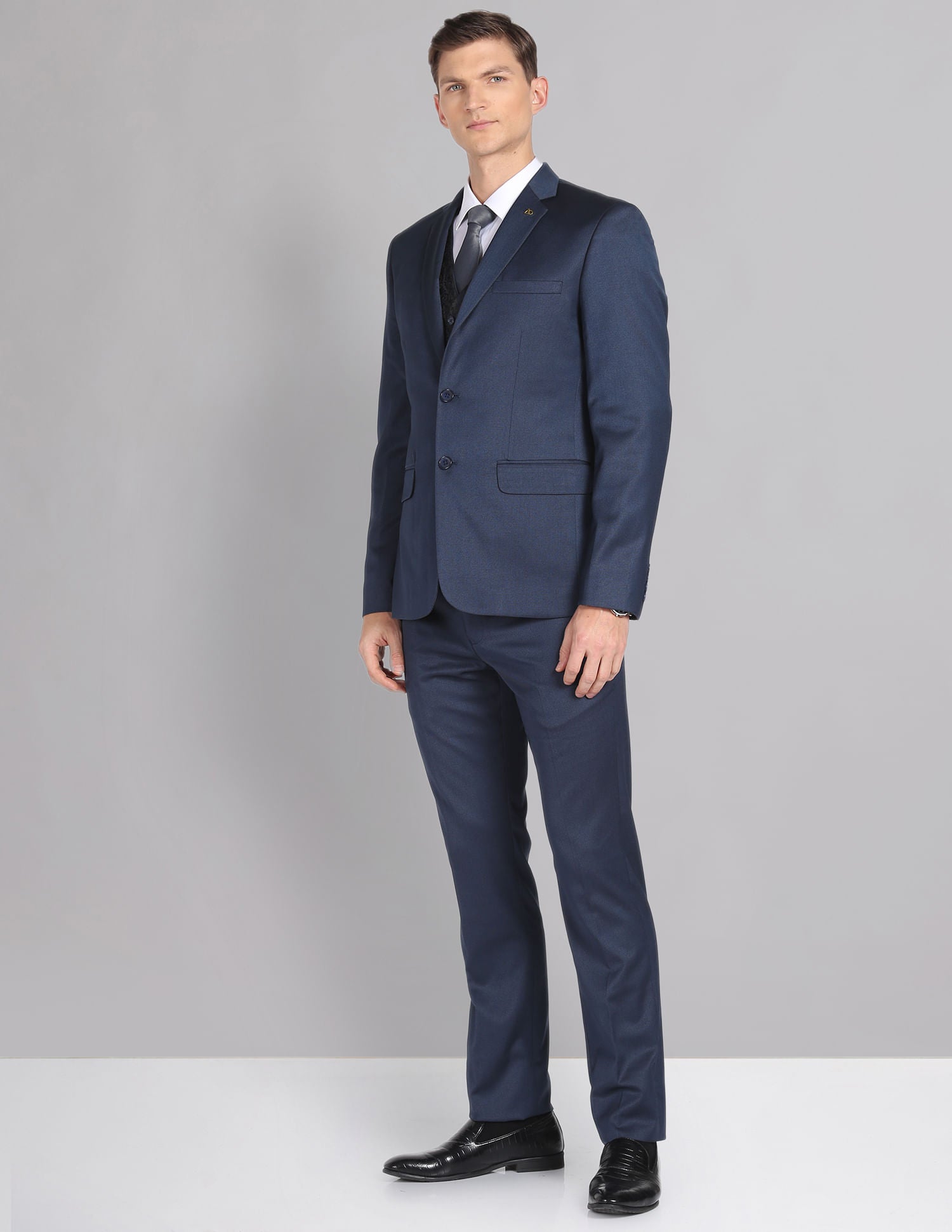 Old-School Tailored Regular Fit Solid Three Piece Suit